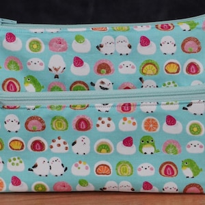 Estuche para cosméticos / billetera / estuche para bolígrafos con 2 cremalleras, しまえなげ Shimaenaga Long Tailed Tit Birds + Dango postres, tela de algodón de Japón.
