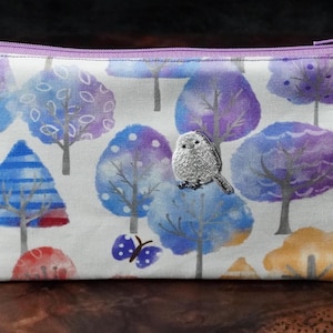 Shimanaga; pájaro carbonero de cola larga; árboles en otoño; Dos bolsas de cosméticos / billeteras / estuches para bolígrafos con cremallera de 7” Tejido de algodón de Japón.