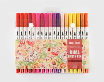 Könnte beinhalten: Ein Set mit 36 Dual-Brush-Pens in verschiedenen Farben, verpackt in einer transparenten Kunststoffhülle. Die Verpackung zeigt den Text "SOCALI COLORS" und "DUAL BRUSH PEN" mit einem Aquarelldesign aus Pfirsichen und einem Hasen. Die Stifte haben flexible Pinselspitzen.
