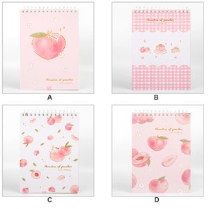 K&ouml;nnte beinhalten: Vier spiralgebundene Notizb&uuml;cher mit rosa Umschl&auml;gen. Designs umfassen eine gro&szlig;e Pfirsich mit goldener Umrandung, ein rosa Vichy-Muster, ein Muster mit Pfirsichen und einem Hasen sowie ein Muster mit Pfirsichscheiben. Der Text "Paradise of peaches" ist auf jedem Cover.