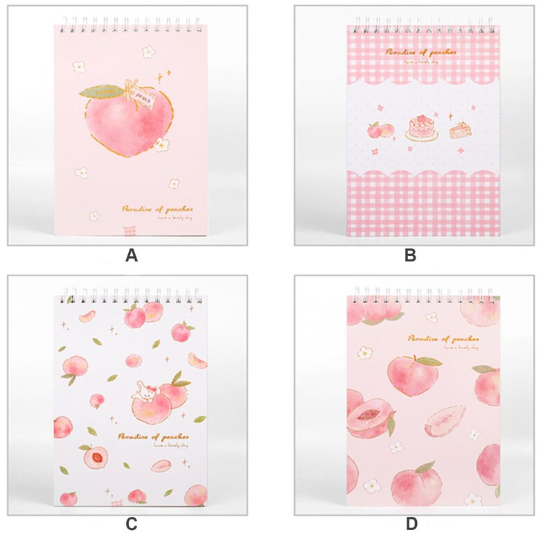 K&ouml;nnte beinhalten: Vier spiralgebundene Notizb&uuml;cher mit rosa Umschl&auml;gen. Designs umfassen eine gro&szlig;e Pfirsich mit goldener Umrandung, ein rosa Vichy-Muster, ein Muster mit Pfirsichen und einem Hasen sowie ein Muster mit Pfirsichscheiben. Der Text "Paradise of peaches" ist auf jedem Cover.