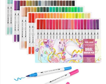 Könnte beinhalten: Ein Set mit 100 Dual-Brush-Pens in einer transparenten Kunststoffverpackung. Die Stifte sind nach Farben geordnet, von kühlen Blau- und Grüntönen bis hin zu warmen Rot- und Rosatönen. Die Verpackung zeigt eine Aquarellillustration eines Einhorns.