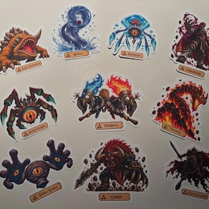 Peut inclure: Un ensemble de dix autocollants découpés représentant des créatures et personnages fantastiques. Chaque autocollant comporte une petite étiquette avec un symbole Triforce et un nom : King Dodongo, Morpha, Barinade, Ganondorf, Queen Gohma, Twinrova, Volvagia, Bongo Bongo, Ganon et Phantom Ganon.