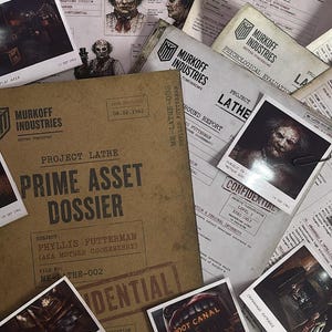 Könnte beinhalten: Eine Sammlung von Dokumenten und Fotografien zum Projekt Lathe von Murkoff Industries. Die Artikel umfassen ein Prime Asset Dossier für Phyllis Futterman, körperliche Untersuchungsberichte und mehrere quadratische Fotos, die eine Figur zeigen.