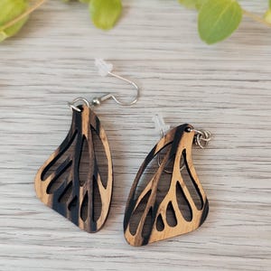 Boucles d’oreilles ailes en bois, noyer, ébène blanc. Création originale, fabrication artisanale, Made in France