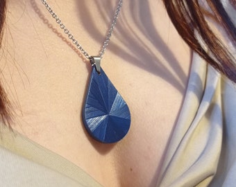 Collier femme argenté en acier inoxydable avec pendentif goutte en marqueterie de paille