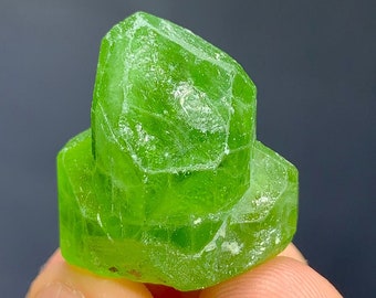最高品質の端が尖った緑豊かなペリドットの結晶標本、宝石のよう
