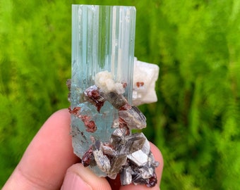 Aquamarijn kristal met rode granaat, mascoviet en veldspaat combineren exemplaar, aquamarijn exemplaar, gewicht: 34,35 gram