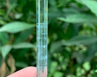 Langwerpig aquamarijnkristal met DNA-helix uit Shigar Pakistan, aquamarijn geodemineraal, aquamarijnsteen, gewicht: 3,27 gram