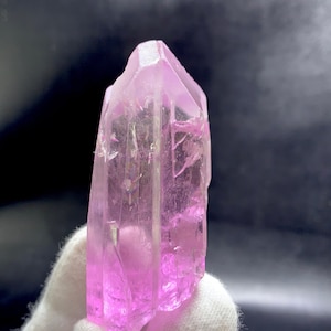 Magenta Pink Raw Kunzite Crystal , Gem Grade Transparency , Terminated Kunzite Crystal , Kunzite Specimen , Weight : 119 Grams