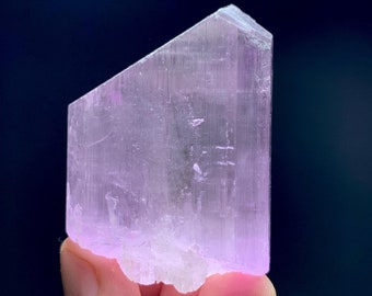 アフガニスタン産天然ディープピンククンツァイトクリスタル、108g