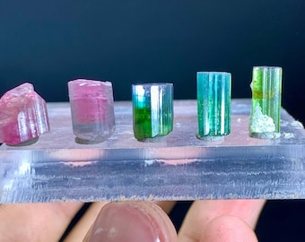 Beaucoup de cristaux de tourmaline bicolore naturelle, spécimen de tourmaline, cristal de tourmaline, minéraux de tourmaline, poids des minéraux bruts - 26,50 carats