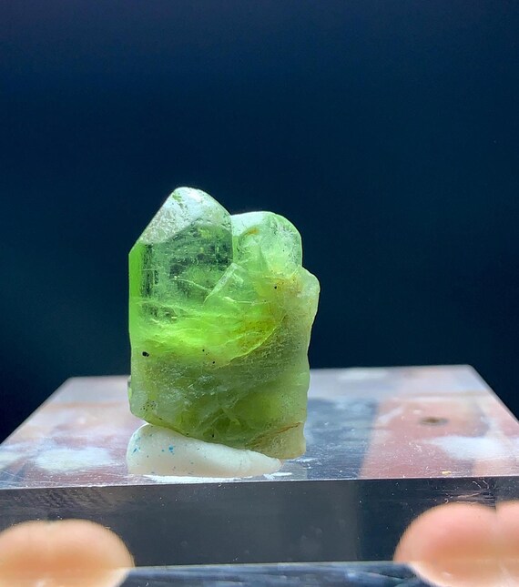 オリーブグリーンの原石ペリドット結晶、山型ペリドット標本
