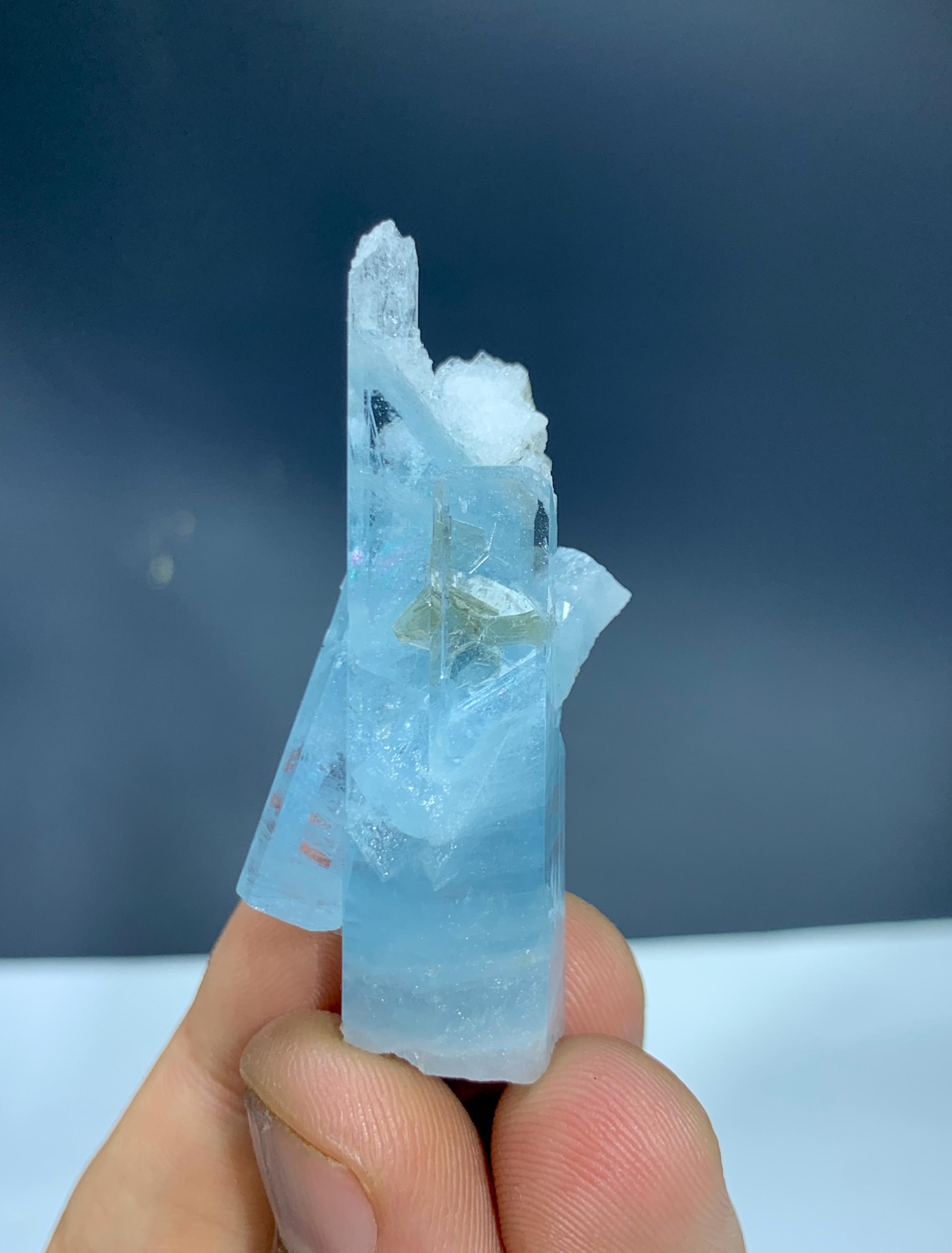 アクアマリン　原石　鉱物標本　パキスタン　シガール　透明度良好　宝石質　結晶　2 原石アクアマリン結晶束標本：パキスタンのシガール鉱山（16.18グラム