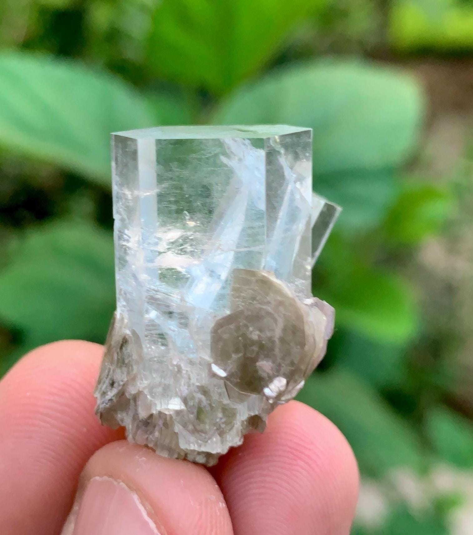 雲母標本付きアクアマリン結晶、原石アクアマリン、アクアマリン宝石