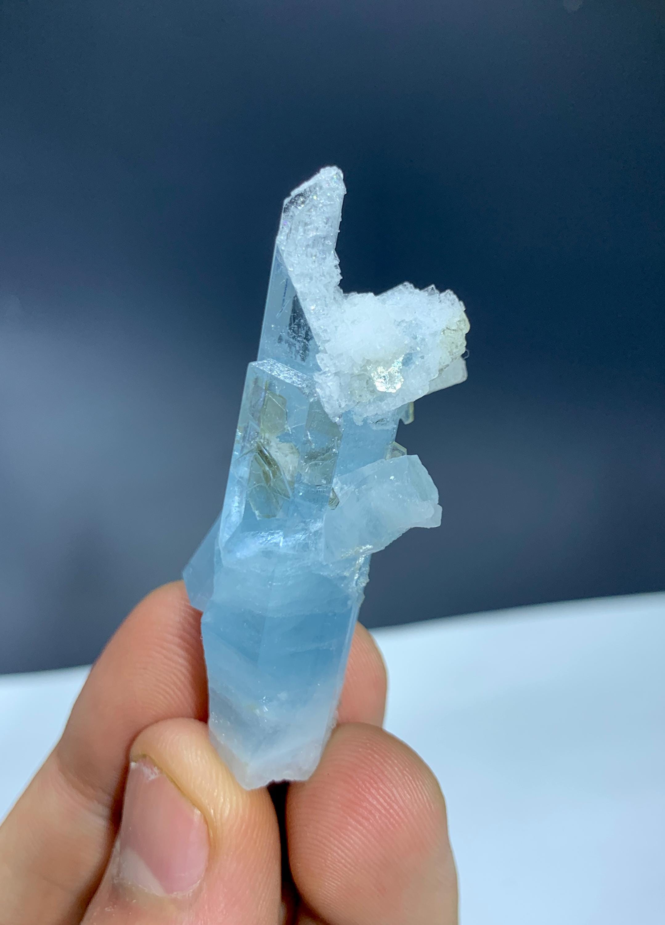 アクアマリン結晶　原石　鉱物標本 パキスタンシガール産　透明度良好　宝石質　3 原石アクアマリン結晶束標本：パキスタンのシガール鉱山（16.18グラム