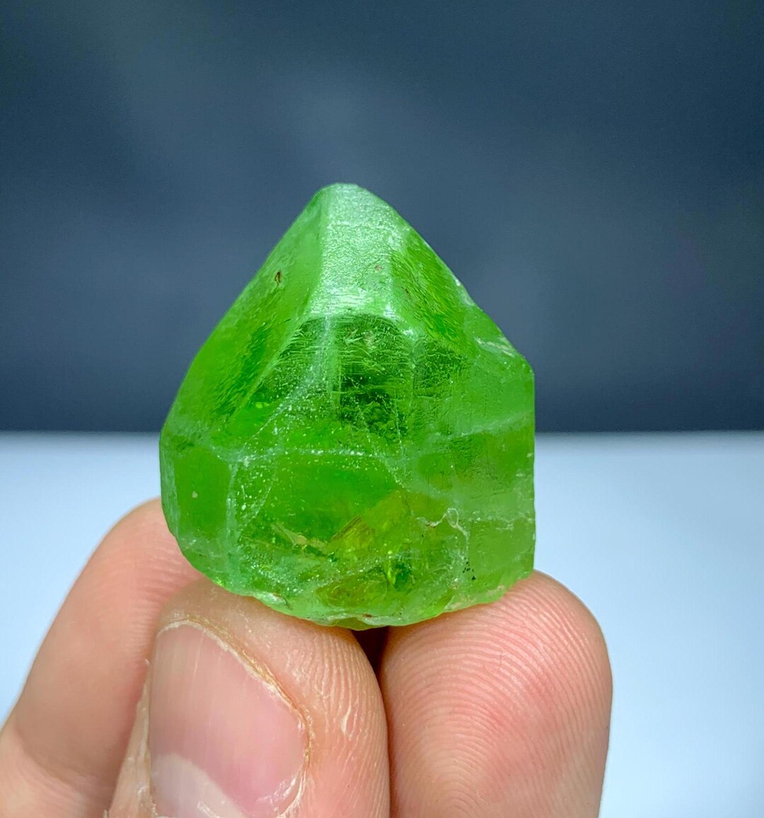 天然グリーンペリドット標本。 最高品質の端が尖った緑豊かなペリドットの結晶標本、宝石のよう