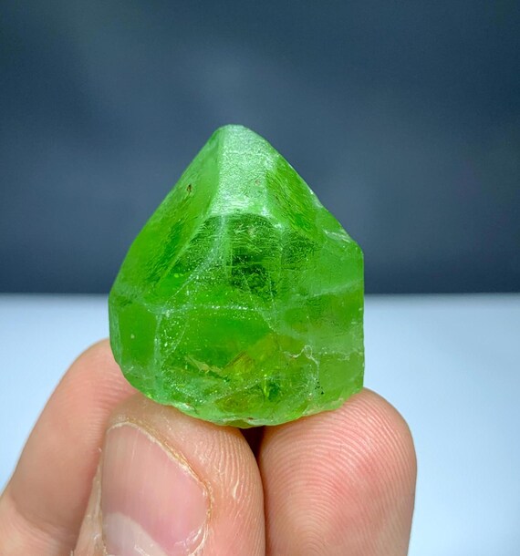 天然グリーンペリドット標本。 天然グリーンペリドット標本。