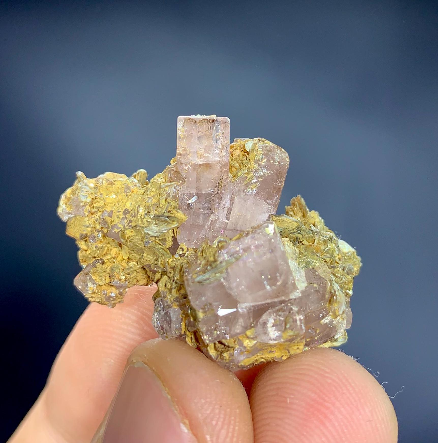 天然の端が尖ったピンク色のアパタイト結晶束、マスコバイト雲母標本