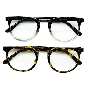 Puede incluir: Dos pares de gafas redondas. El par superior tiene monturas negras con lentes transparentes de degradado. El par inferior tiene monturas de carey con lentes transparentes.