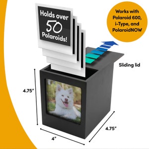 Op de afbeelding: Zwarte Polaroid fotodoos met een schuifdeksel. Hij biedt plaats aan meer dan 50 foto's en is 12 cm hoog, 10 cm breed en 12 cm diep. De doos heeft een fotolijst en werkt met Polaroid 600, i-Type en PolaroidNOW camera's.