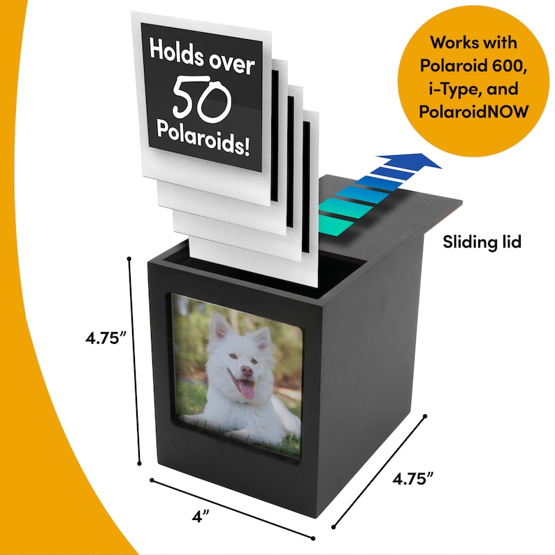 Op de afbeelding: Zwarte Polaroid fotodoos met een schuifdeksel. Hij biedt plaats aan meer dan 50 foto's en is 12 cm hoog, 10 cm breed en 12 cm diep. De doos heeft een fotolijst en werkt met Polaroid 600, i-Type en PolaroidNOW camera's.