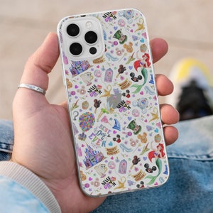 Könnte beinhalten: Eine transparente Handyhülle mit weißem Hintergrund und einem bunten Muster aus Disney-Charakteren und -Symbolen. Das Muster enthält Mickey Mouse, Minnie Mouse, Cinderella, Ariel und mehr. Der Text "Never Grow Up" und "Mickey Forever" ist ebenfalls im Muster enthalten.