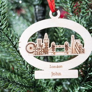 Ornamento personalizzato di Londra, Ornamento natalizio dello skyline di Londra Inghilterra, idee regalo per viaggi per le vacanze, calze incise in legno naturale