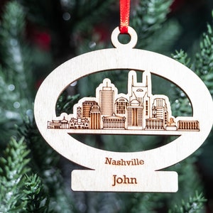 Personalisierte Nashville Skyline Weihnachtsverzierung, Tennessee State Ornament, Nashville TN Holzgravierte Verzierung mit Namen, Erstes neues Zuhause