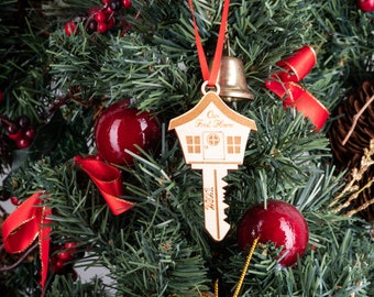 Unser neues Erstes Haus Ornament personalisiert, personalisierter Weihnachtsschlüssel Ornament, Erstes Weihnachten in unserem neuen Haus Ornament, HolzHaus Ornament