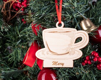 Eine Tasse Tee oder Kaffee Weihnachtsverzierung personalisierte, Feiertags-kundenspezifischer Name gravierte Holzverzierung