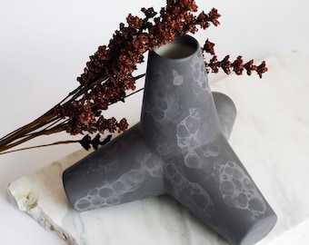 Ceramic tetrapod vase in gray with white bubbles design,Handmade minimalist home decoration,Handcrafted hand-painted vase,Table shelf decor