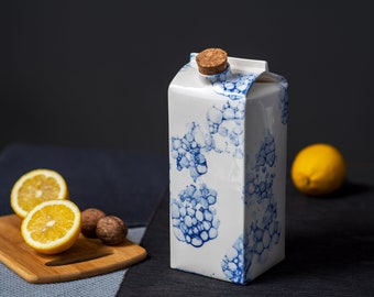 Jarrón de cerámica de diseño o botella de leche pintada a mano en blanco con burbujas azules, regalo de cocina único, regalo de bienvenida, recipiente de leche, jarra de leche