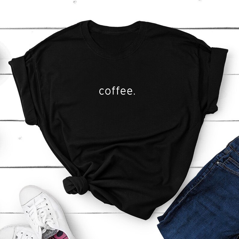 Puede incluir: Camiseta negra con la palabra "coffee." impresa en blanco en la parte delantera.