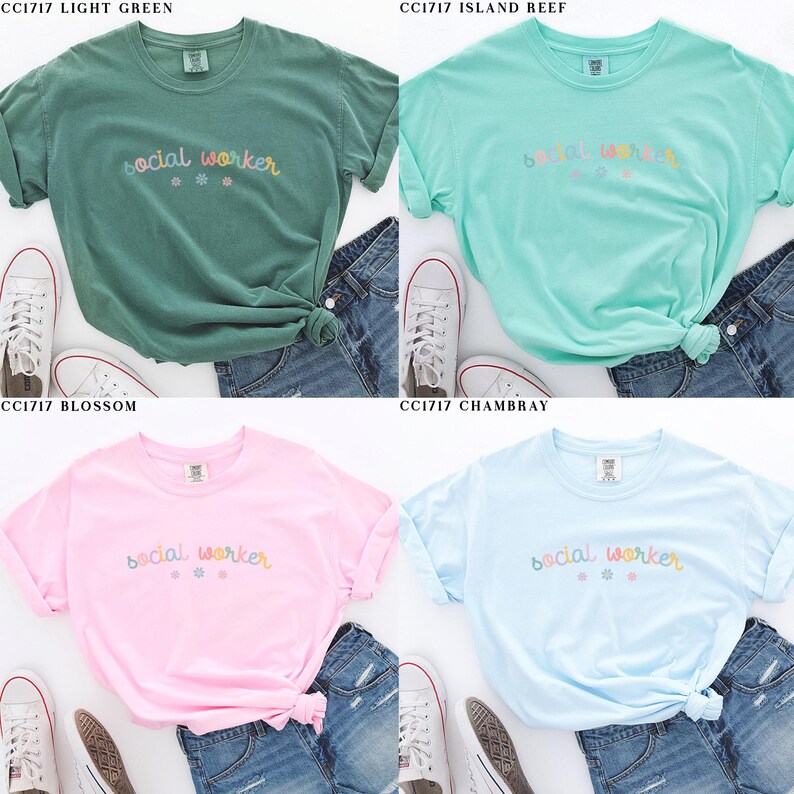 Pode incluir: Quatro camisetas de diferentes cores com o texto "social worker" em letras arco-&iacute;ris. As camisetas est&atilde;o dispostas sobre um fundo de ganga com um par de t&eacute;nis brancos.
