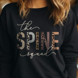 Sudadera de The Spine Squad, para ortopedia, columna vertebral, enfermería, articulaciones, huesos, ortopedia, hospital, carrera médica, suéter de equipo, estampado de leopardo, Navidad y vacaciones.