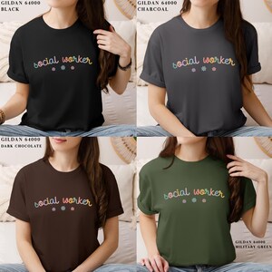 Pode incluir: Quatro t-shirts de cores diferentes com o texto "social worker" e pequenos desenhos de flores impressos na frente. As cores s&atilde;o preto, carv&atilde;o, chocolate escuro e verde militar.