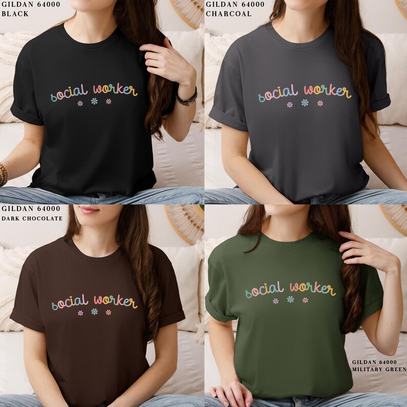 Pode incluir: Quatro t-shirts de cores diferentes com o texto "social worker" e pequenos desenhos de flores impressos na frente. As cores s&atilde;o preto, carv&atilde;o, chocolate escuro e verde militar.