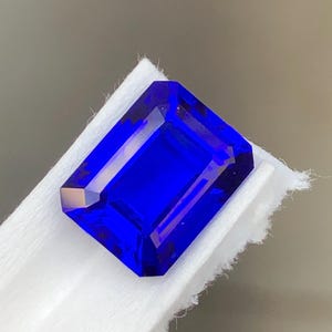 Gema de zafiro azul real cultivada en laboratorio: talla cojín, piedra de nacimiento de junio
