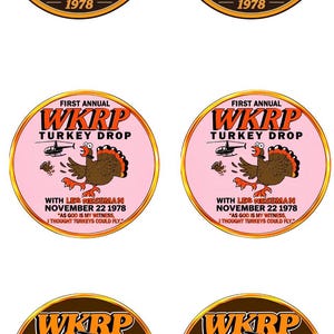 Puede incluir: Seis pegatinas circulares con diseños de WKRP Turkey Drop. Dos muestran un pavo ante un horizonte urbano, dos representan un pavo y un helicóptero sobre fondo rosa, y dos muestran un helicóptero, pavos cayendo y el texto Oh The Humanity.