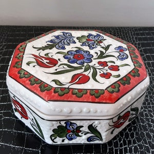 Handmade Ceramic Octagon Jewelry Box, Ring Box Gift Box Has 16 cm (6.3") in Diameter