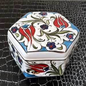 Scatola di gioielli esagonale in ceramica fatta a mano, la scatola ad anello ha un diametro di 11,5 cm (4,5")
