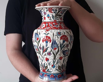 Handgemaakte keramische bloemenvaas heeft een hoogte van 33 cm, cadeau voor haar