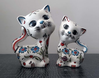 手作り陶器の眠っている猫の置物：トルコのタイルアート、紫の花柄 