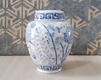 Urna crematória artesanal em cerâmica: jarro multifuncional com base para luminária (25 cm)