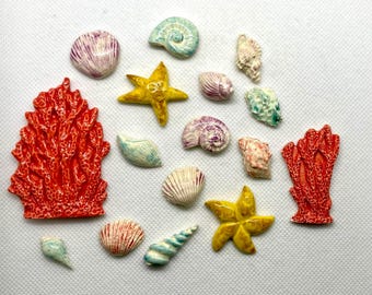 Azulejos de cerámica con conchas marinas y corales