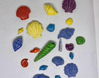 Paquete de azulejos de cerámica con conchas marinas