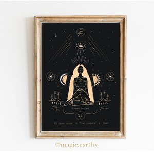 Może przedstawiać: Czarno-złoty wydruk przedstawiający kobietę siedzącą w pozycji medytacyjnej. Kobieta ma długie blond włosy i jest otoczona symbolami, w tym rosnącym księżycem, słońcem i trójkątem. Wydruk zawiera tekst "@magic.earthx" i "2/5 TRIAL EDITION" złotymi literami.