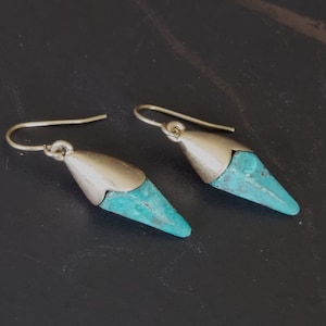Patine tiny dangler, Blue and gold ear dangler, Egyptian Drop and dangle, Gold plated brass, Modern earrings, Simple ME17