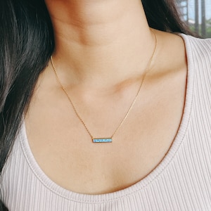 Halsband i blått opal, minimalistisk halsberlock, enkelt halsband, opalberlockkedja, halsband i förgylld mässing, present till henne, MN126